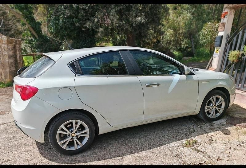 Usata Alfa Romeo Giulietta Distinctive 109 CV (80 kW) 2011 Bianco Utilitaria