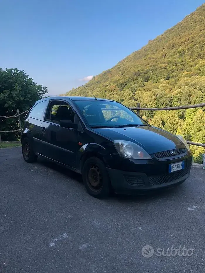 Usata Ford Fiesta 68 CV (50 kW) 2006 Bluazzurro Utilitaria