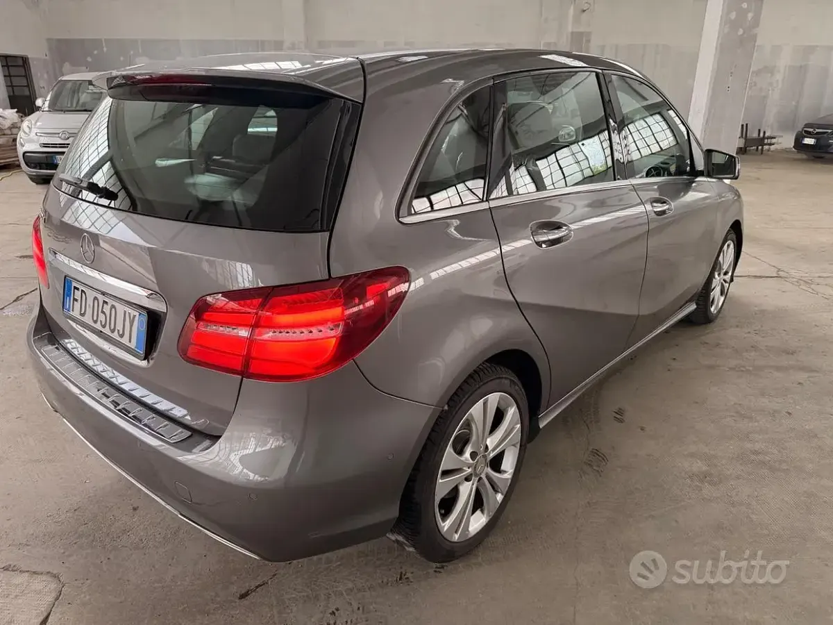 Begagnad Mercedes B200 136 HK (100 kW) 2016 Grå Minibuss