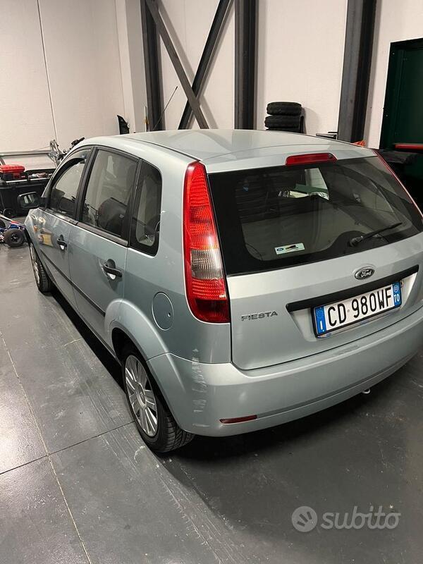 Usato 2003 Ford Fiesta 1.2 Benzin 75 CV (2.000 €)