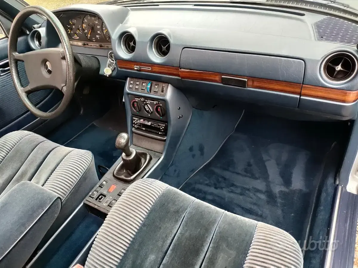 Usado Mercedes 200 109 CV (80 kW) 1983 Azul Familiar