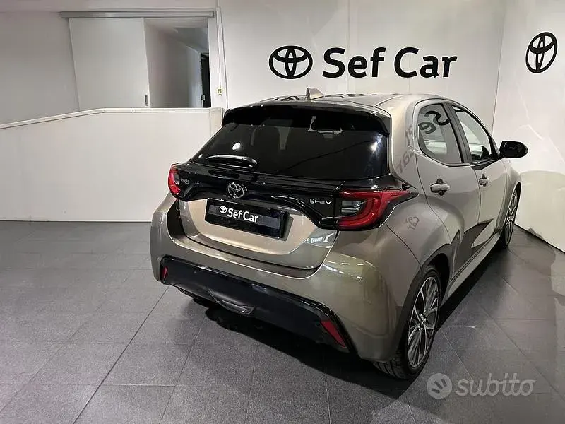 Usata Toyota Yaris Hybrid Lounge 131 CV (96 kW) 2024 Marrone Berlina