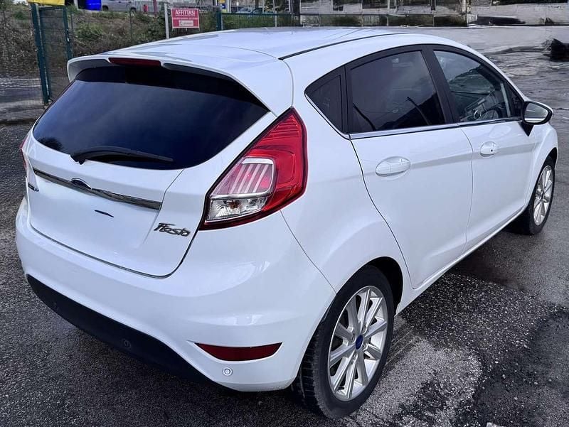 Usata Ford Fiesta 101 CV (74 kW) 2016 Bianco Berlina