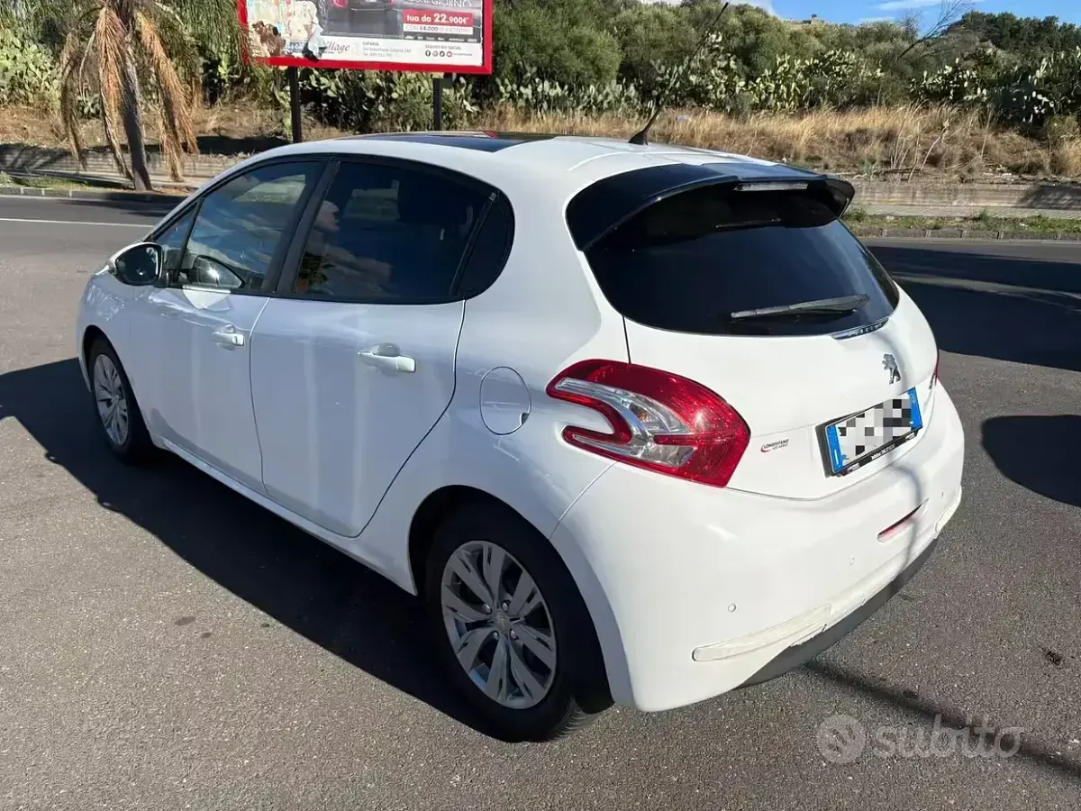 Usata Peugeot 208 Access 68 CV (50 kW) 2012 Bianco Utilitaria