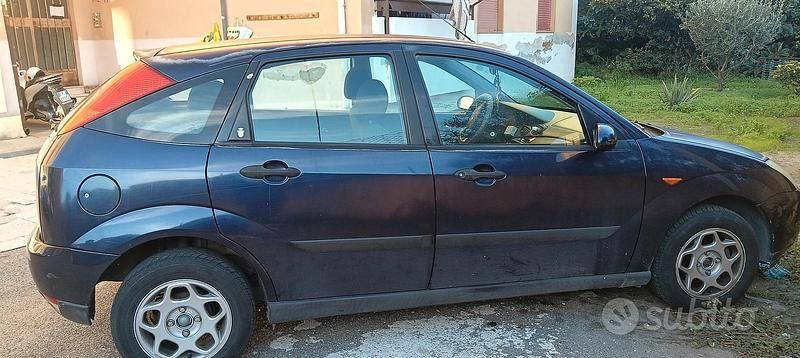 Usata Ford Focus 100 CV (73 kW) 2001 Blu Utilitaria