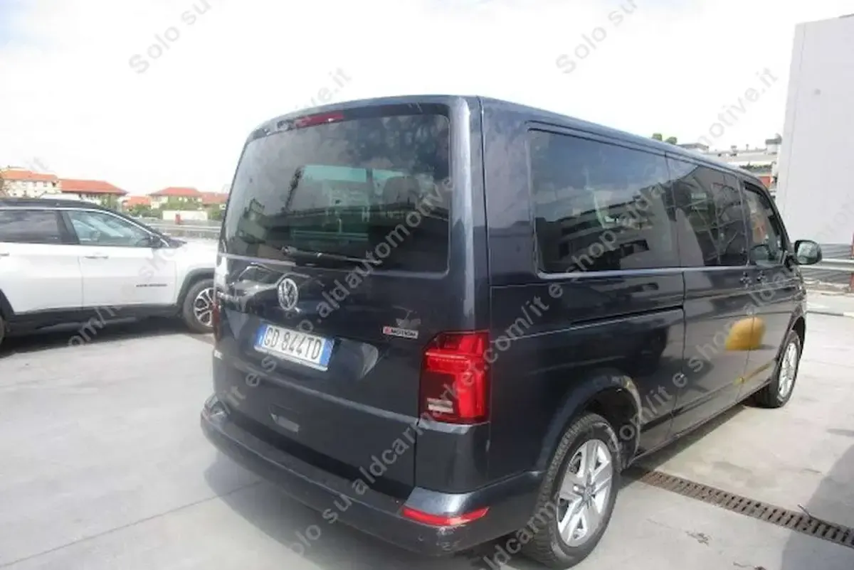 Usata VW Caravelle 199 CV (146 kW) 2020 Blu starlight metallizzato Furgone