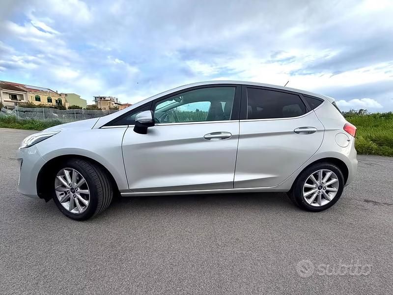 Usata Ford Fiesta Titanium 86 CV (63 kW) 2020 Grigio Utilitaria