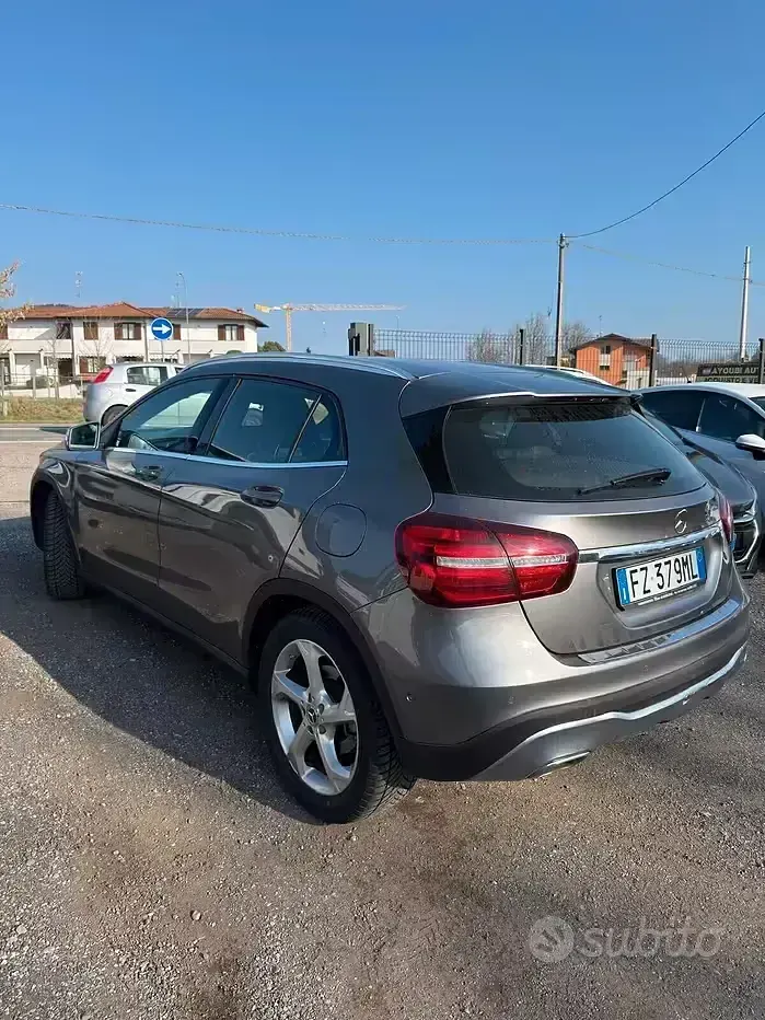 Usata Mercedes GLA180 Premium 122 CV (89 kW) 2020 Beige SUV