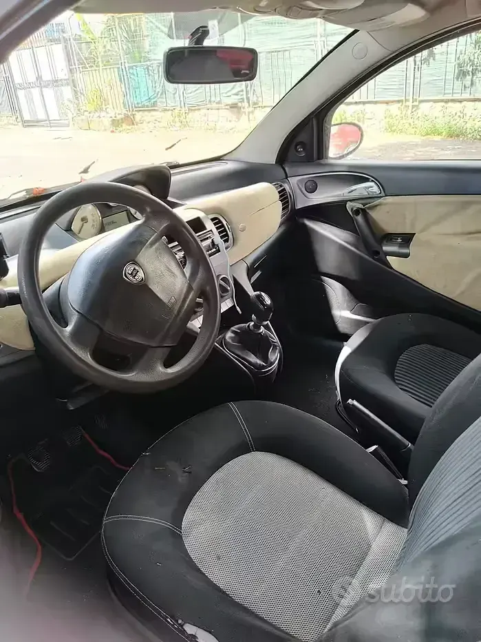 Usata Lancia Ypsilon 60 CV (44 kW) 2004 Rosso Utilitaria