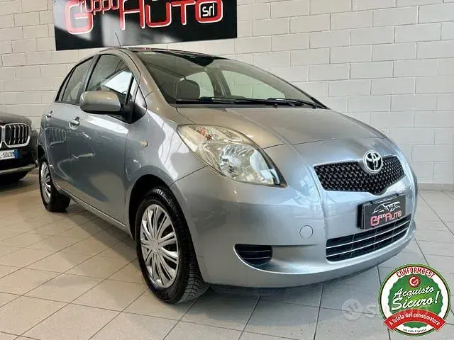 Usata Toyota Yaris Sol 69 CV (50 kW) 2006 Grigio Berlina