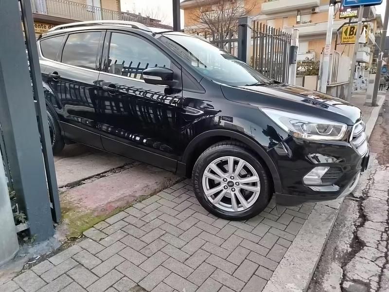 Usata Ford Kuga 119 CV (87 kW) 2018 Nero SUV