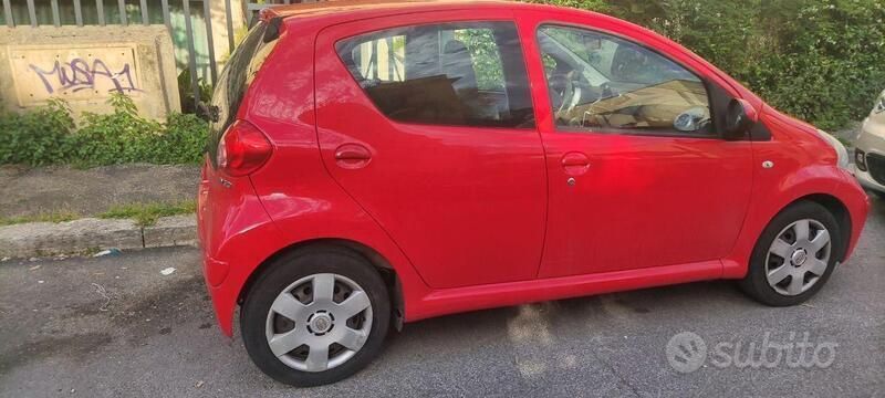 Rosso Usata 2006 Toyota Aygo Due volumi | 3300 € (Buon prezzo) - Immagine 1/4