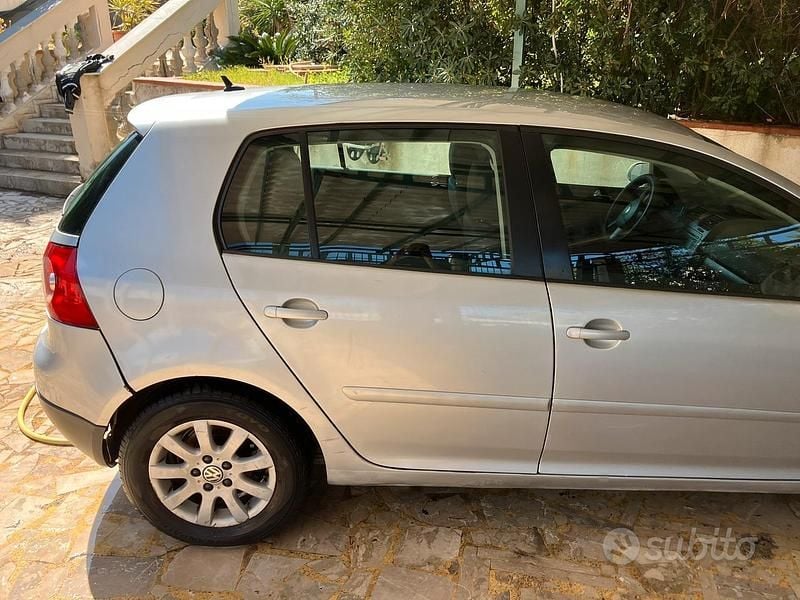 Usata VW Golf IV 105 CV (77 kW) 2004 Grigio Berlina