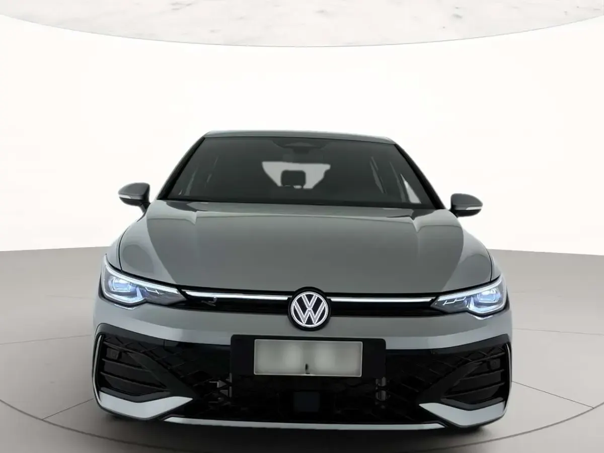 Nuova VW Golf VIII R-line Plus 150 CV (110 kW) 2026 Dolomite silver metallizzato Berlina