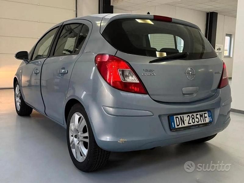 Usata Opel Corsa Cosmo 75 CV (55 kW) 2008 Argento Berlina