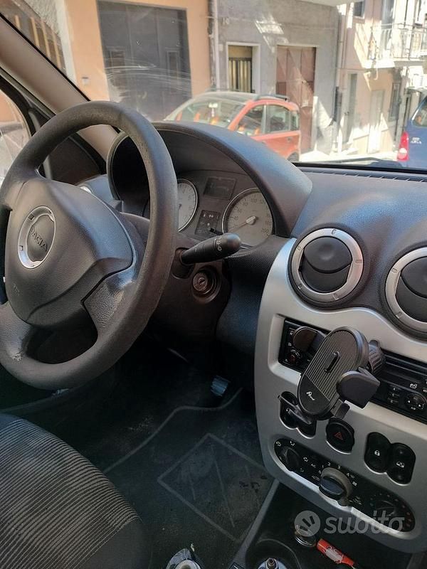 Grigio Usata 2010 Dacia Sandero Tre volumi | 4000 € (Buon prezzo) - Immagine 1/4