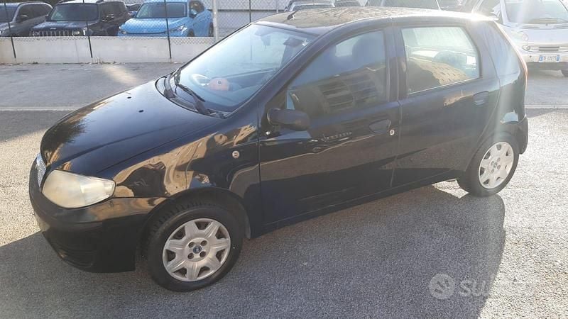 Begagnad Fiat Punto Active 60 HK (44 kW) 2009 Svart Sedan