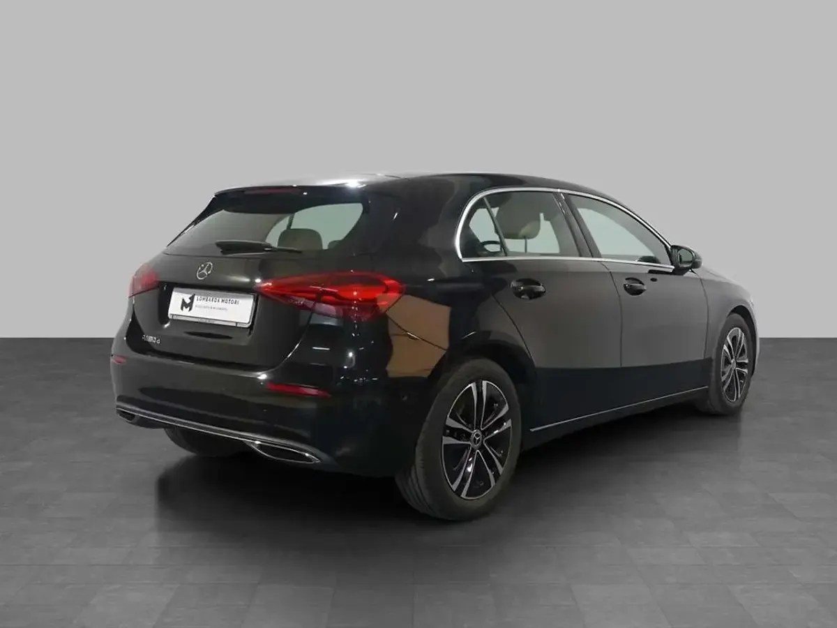 Usata Mercedes A180 AMG Line Premium Plus 116 CV (85 kW) 2023 Nero metallizzato Berlina