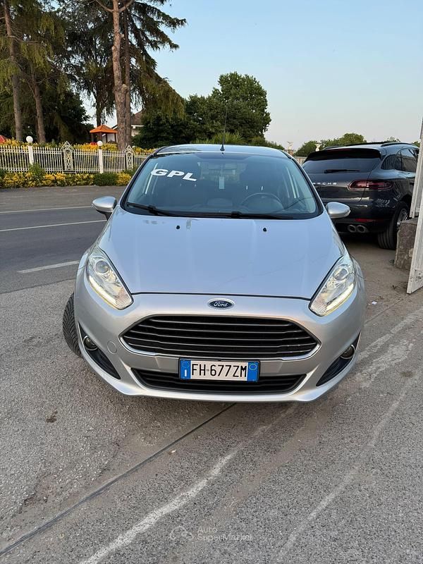 Usata Ford Fiesta 95 CV (69 kW) 2017 Gray Berlina