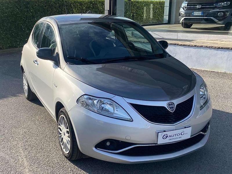 Usata Lancia Ypsilon Gold 69 CV (50 kW) 2016 Argento Utilitaria