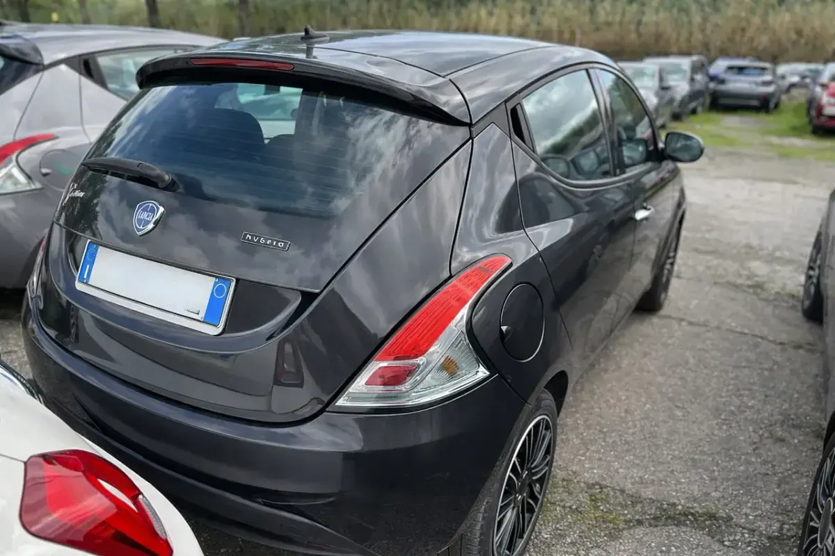 Usata Lancia Ypsilon Silver 70 CV (51 kW) 2023 Grigio Utilitaria