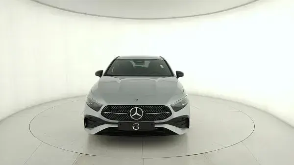 Nuova Mercedes A180 AMG line 136 CV (100 kW) 2026 Argento hightech Berlina
