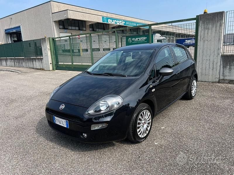 Nero Usata 2015 Fiat Punto Lounge Tre volumi | 3980 € (Buon prezzo) - Immagine 1/4
