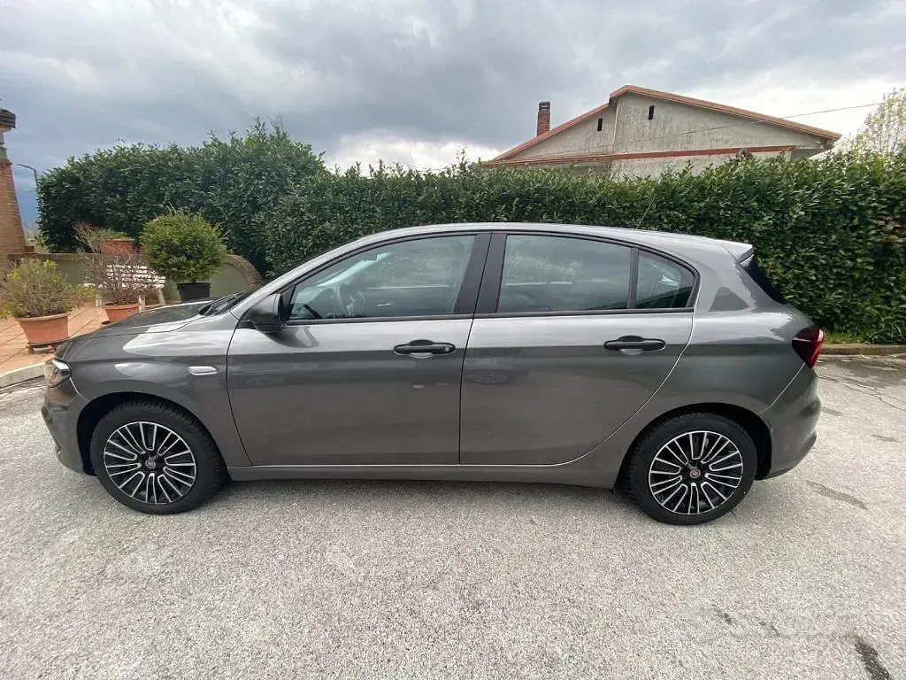 Usata Fiat Tipo 101 CV (74 kW) 2023 Grigio scuro metallizzato Berlina