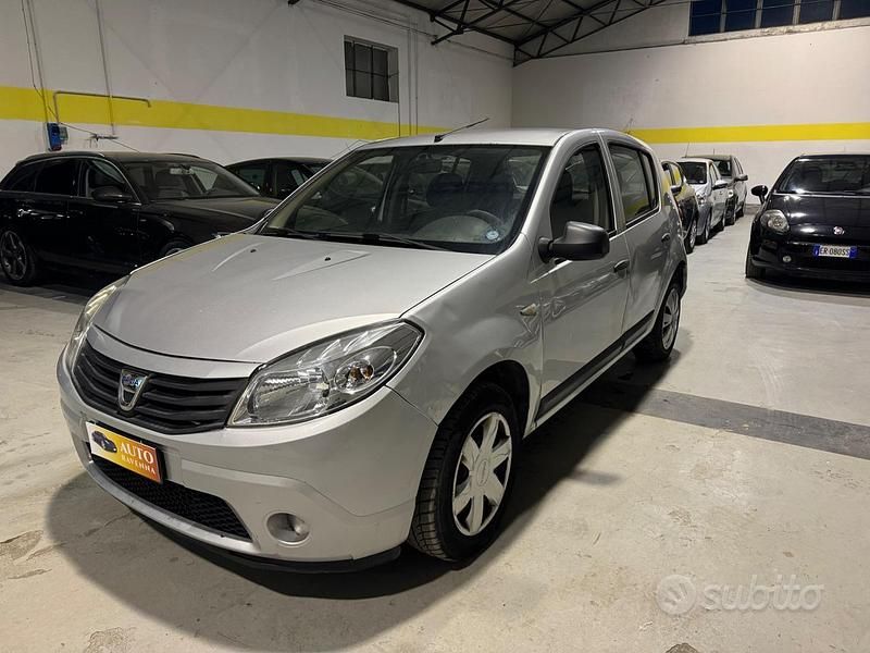 Argento Usata 2012 Dacia Sandero Tre volumi | 1750 € (Buon prezzo) - Immagine 1/4
