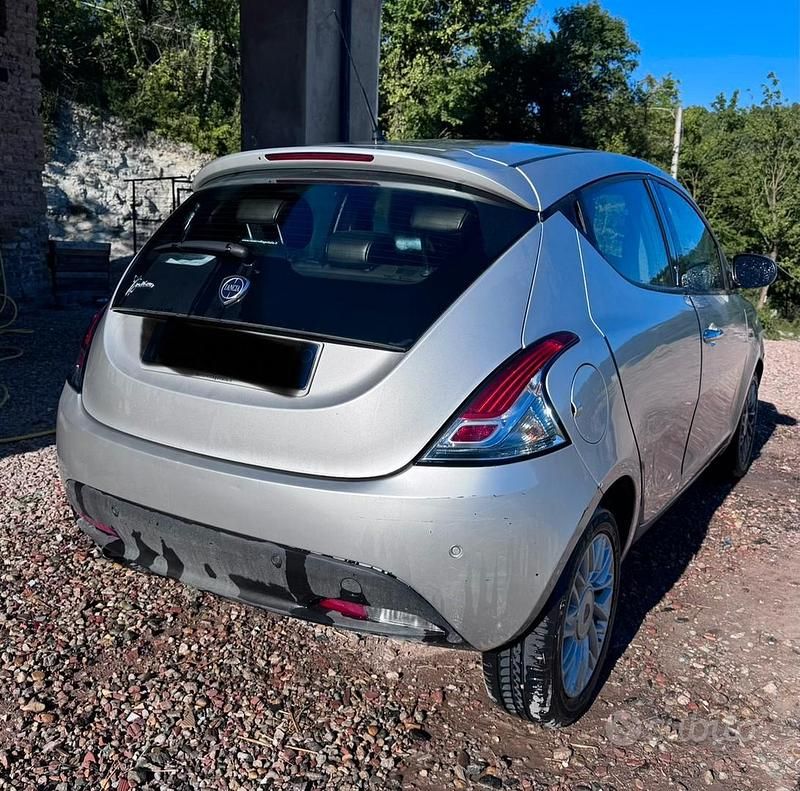 Usata Lancia Ypsilon 69 CV (50 kW) 2015 Grigio Utilitaria