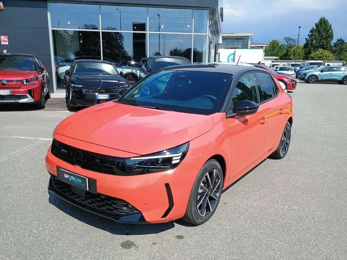 Nuova Opel Corsa 101 CV (74 kW) 2026 Koral orangetetto nero Utilitaria
