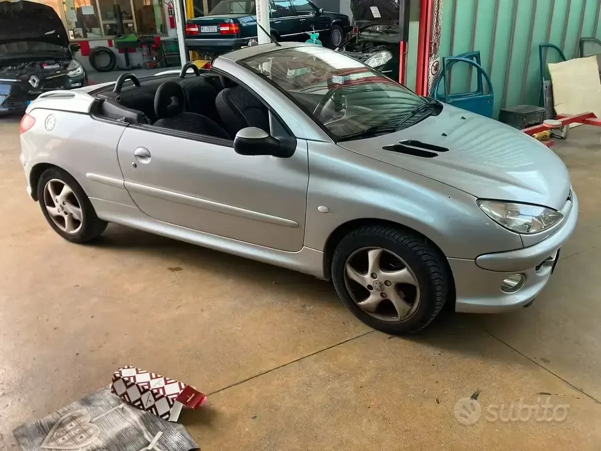 Usata Peugeot 206 CC 109 CV (80 kW) 2004 Grigio Cabrio
