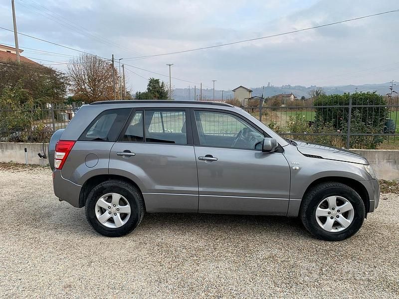 Second-hand Suzuki Grand Vitara 129 CP (94 kW) 2007 Gri SUV