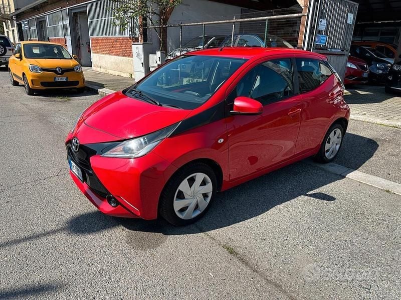 Usata Toyota Aygo X-clusiv 69 CV (50 kW) 2015 Rosso Utilitaria