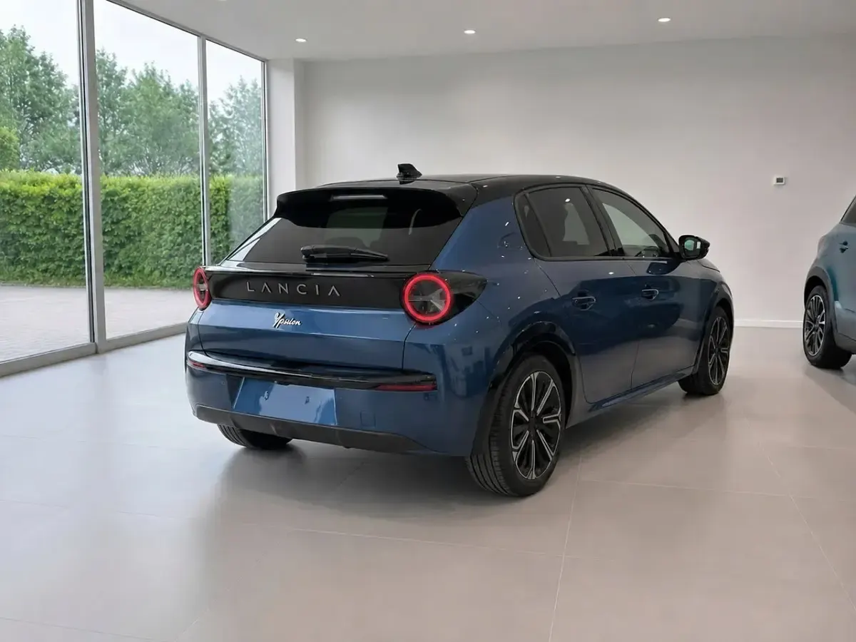 Usata Lancia Ypsilon 114 kW (156 CV) 2025 Blu Utilitaria