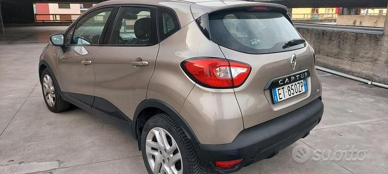 Käytetty Renault Captur 120 HP (88 kW) 2014 Harmaa Katumaasturi