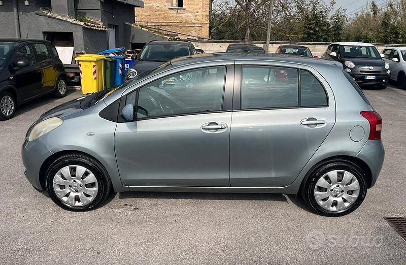 Begagnad Toyota Yaris Sol 69 HK (50 kW) 2007 Grå Halvkombi