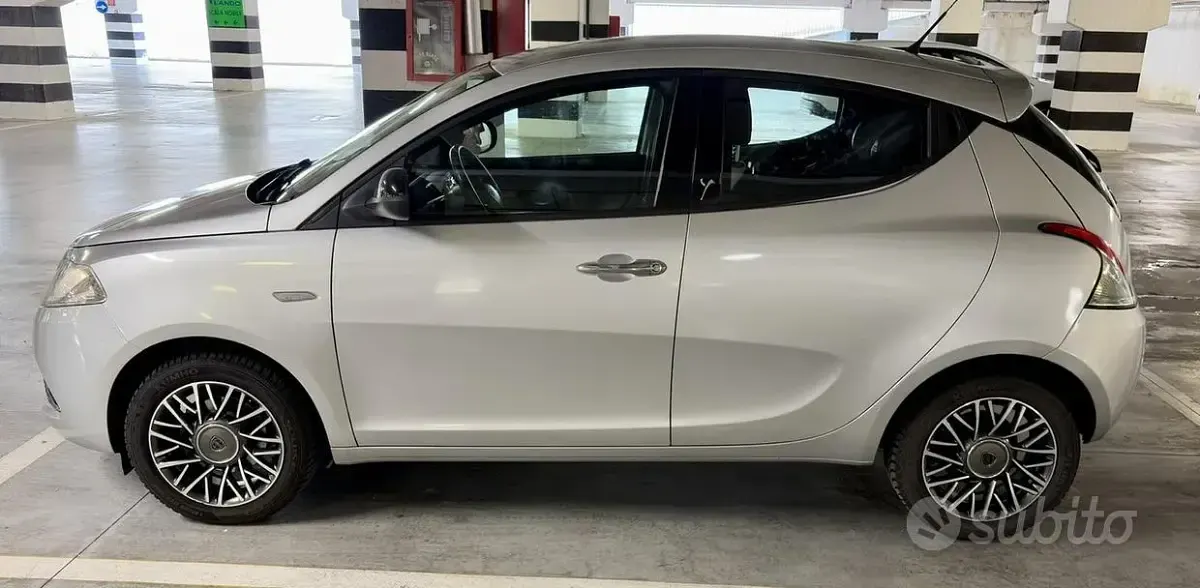 Usata Lancia Ypsilon Gold 69 CV (50 kW) 2016 Grigio Utilitaria