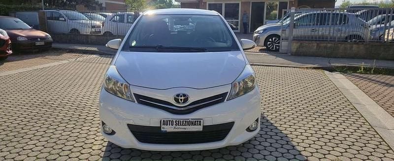 Usata Toyota Yaris Lounge 90 CV (66 kW) 2014 Bianco Berlina
