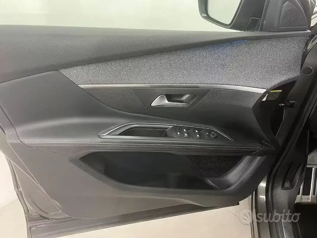 Usata Peugeot 5008 GT-line 131 CV (96 kW) 2019 Grigio SUV