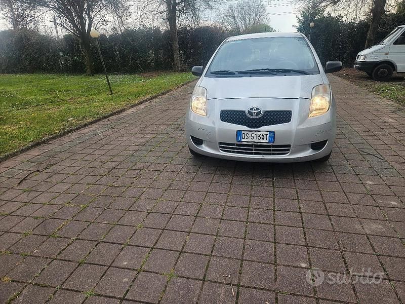 Usata Toyota Yaris 69 CV (50 kW) 2008 Grigio Utilitaria