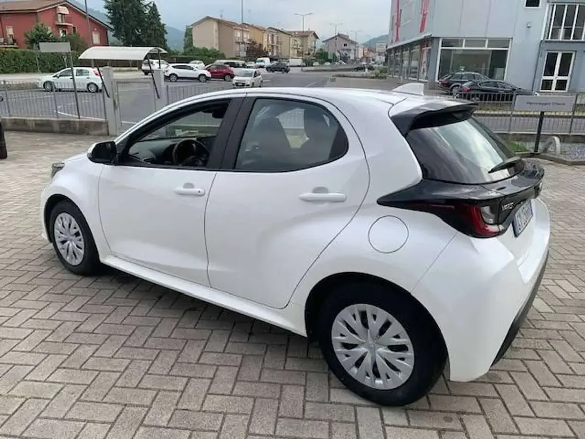 Usata Toyota Yaris Hybrid Active 116 CV (85 kW) 2025 Bianco Berlina