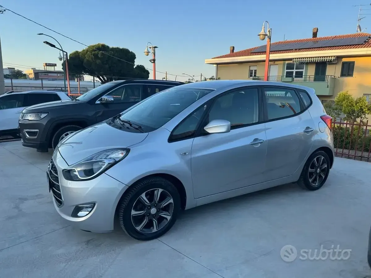 Usata Hyundai ix20 Comfort 88 CV (64 kW) 2016 Grigio Utilitaria
