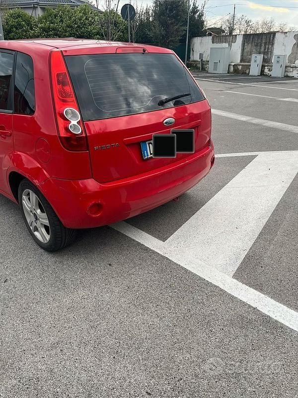Begagnad Ford Fiesta Ghia 90 HK (66 kW) 2008 Röd Halvkombi
