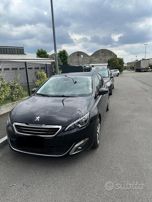 Nero Usata 2015 Peugeot 308 GT-line Tre volumi | 8500 € (Buon prezzo) - Immagine 1/3