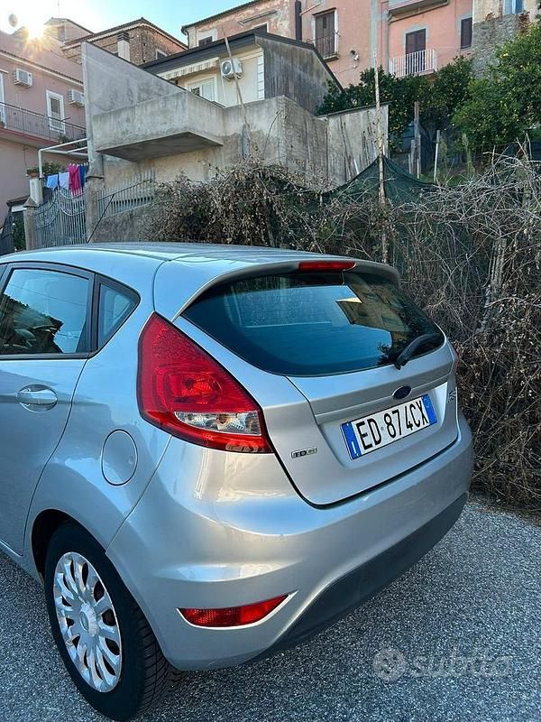 Usata Ford Fiesta Titanium 95 CV (69 kW) 2010 Grigio Berlina