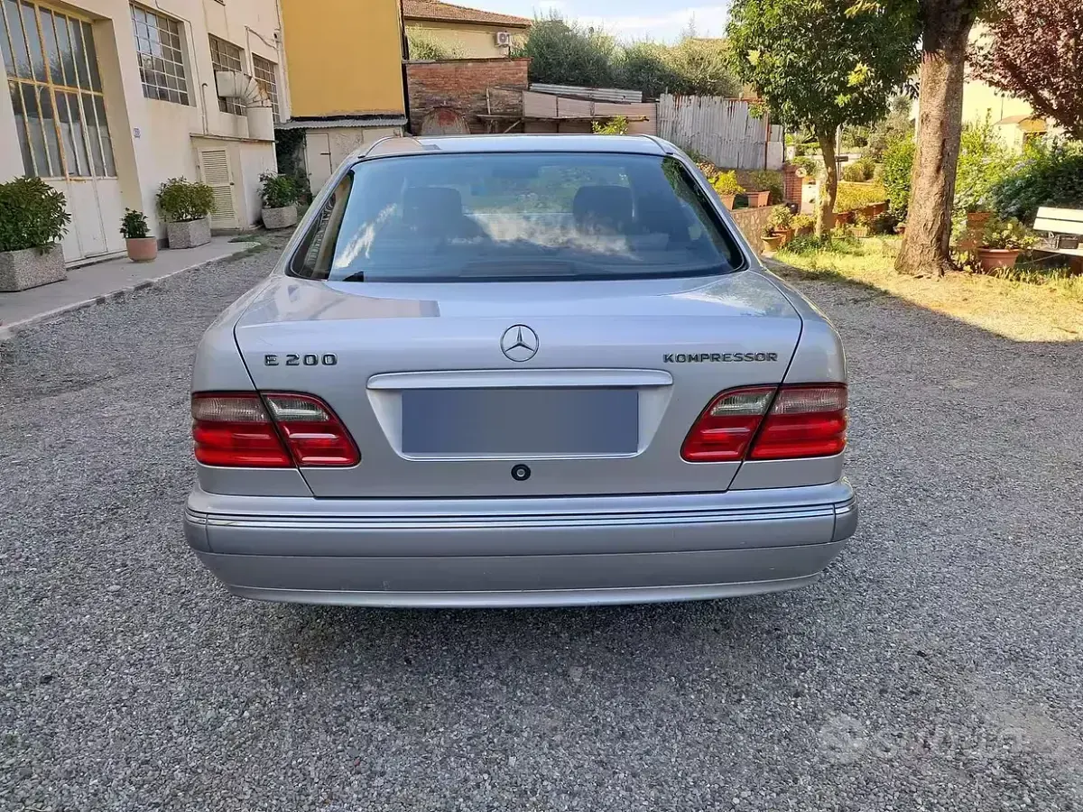 Usata Mercedes E200 186 CV (136 kW) 1999 Grigio Berlina