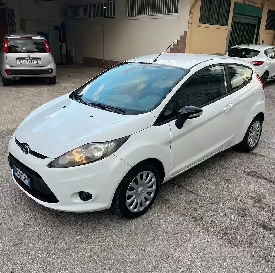 Usata Ford Fiesta 68 CV (50 kW) 2010 Bianco Berlina