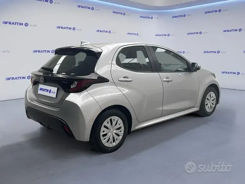 Usata Toyota Yaris Hybrid Active 92 CV (67 kW) 2025 Grigio Berlina