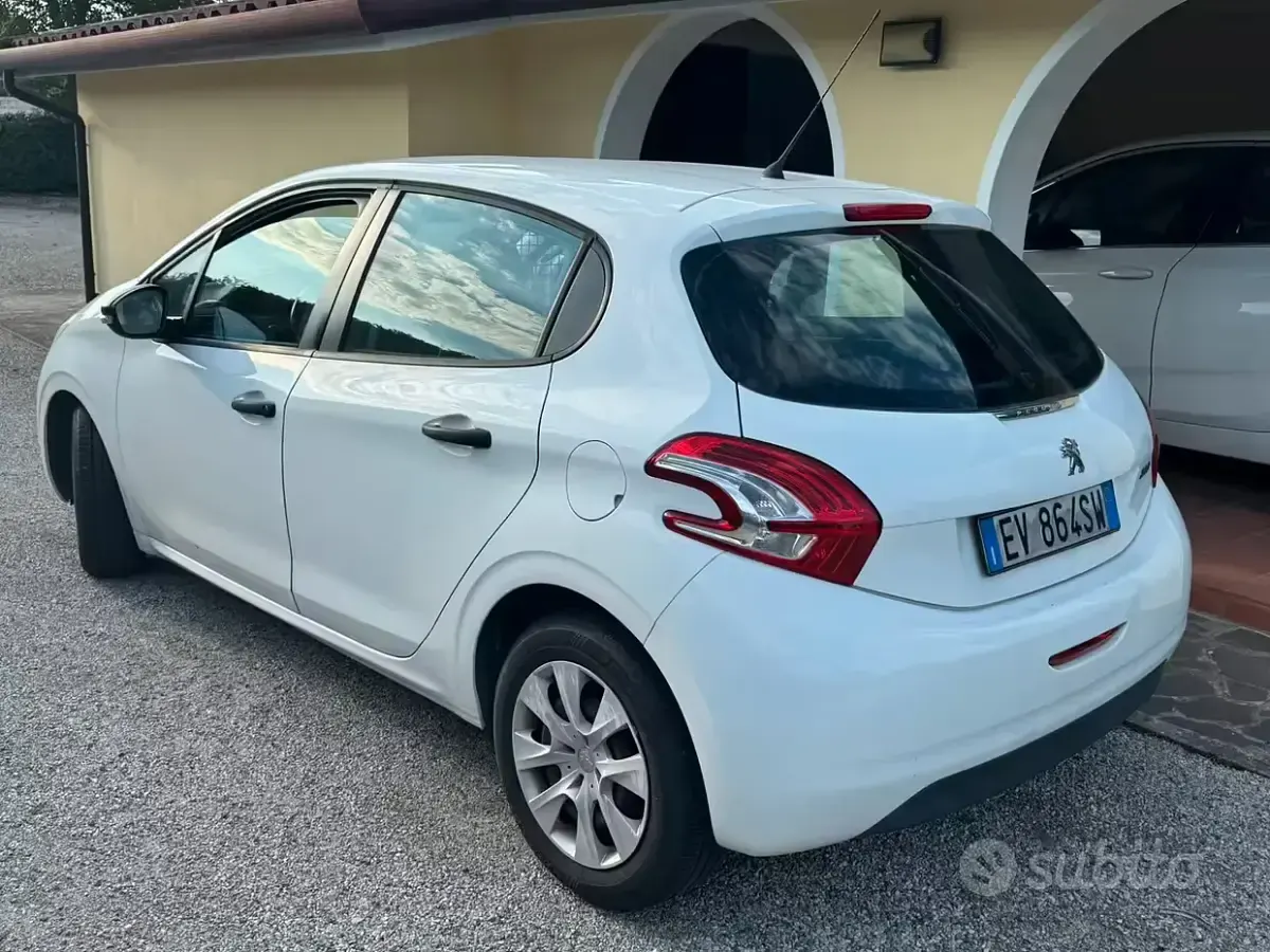Usata Peugeot 208 68 CV (50 kW) 2014 Bianco Utilitaria